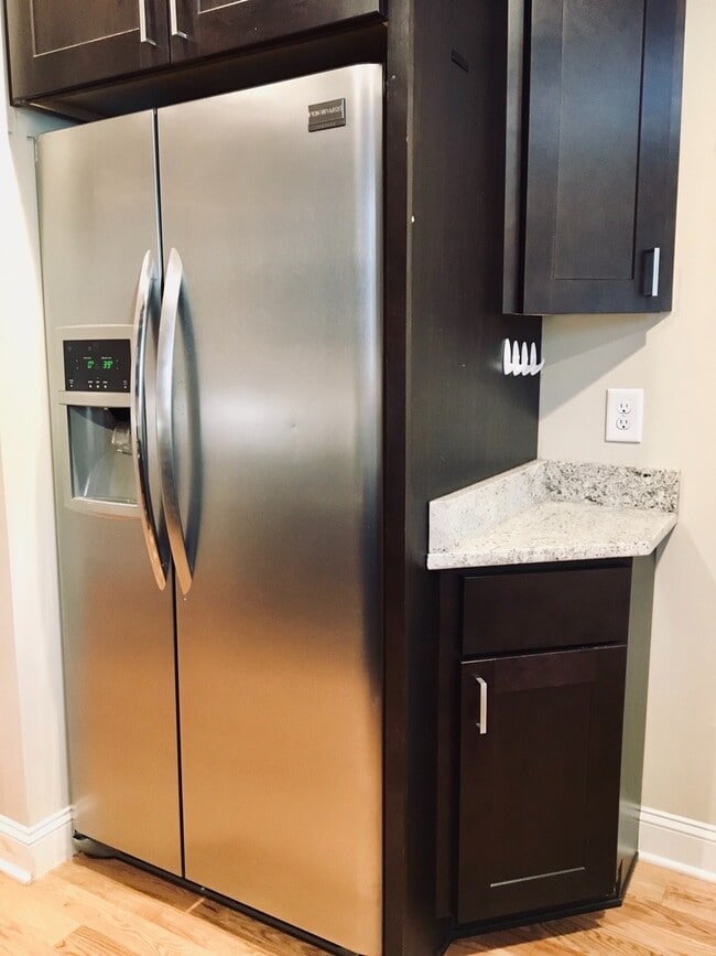 Building Photo - Charming 2 Bedroom/3 Bathroom Townhome w/ Den and In-Unit Laundry in Locust Point, MD! - Parking ...