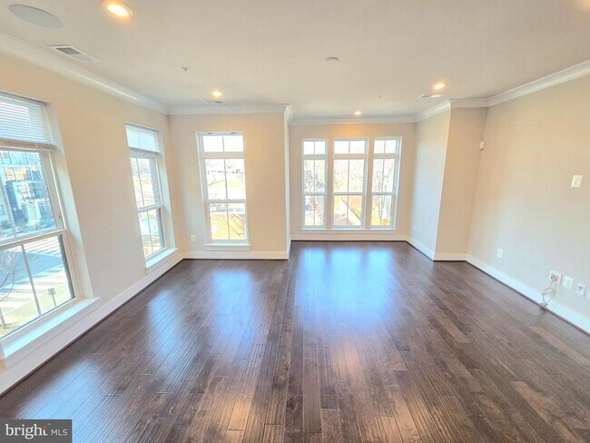 Building Photo - 820 Fern Pl NW