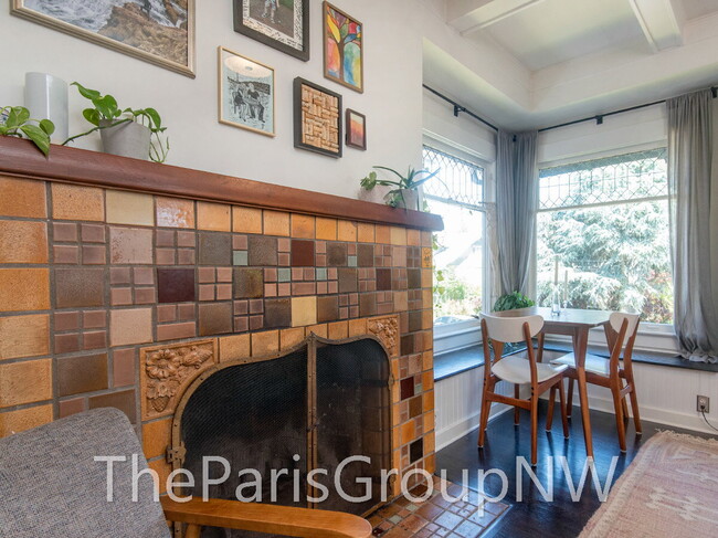 Building Photo - Remarkably Remodeled Queen Anne Home w/Air Conditioning!