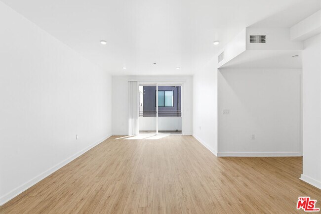 Building Photo - 11408 W Sarah St