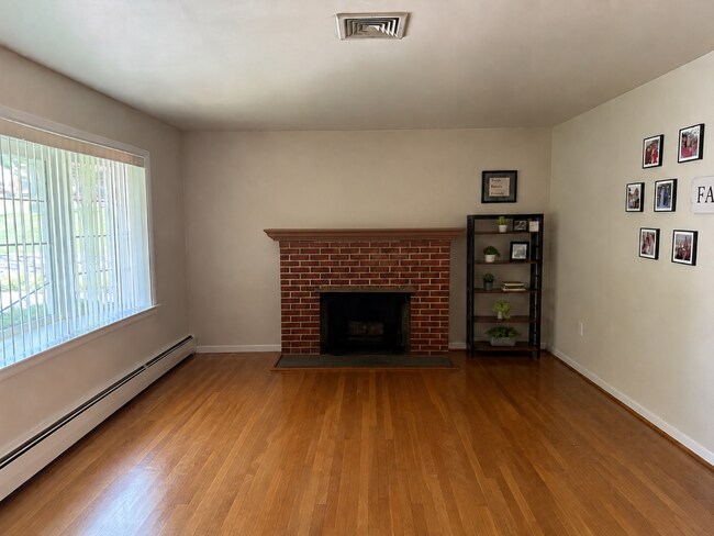 Building Photo - Well Maintained 2 Bedroom Ranch-style home - Full Size Basement!