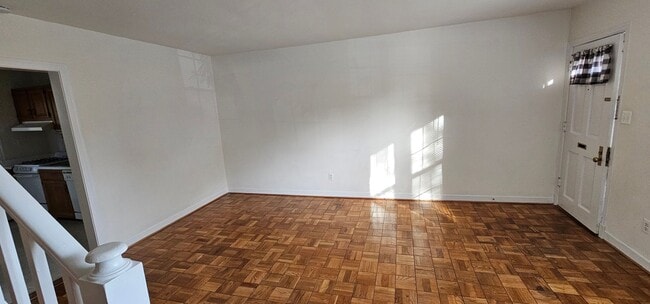 Building Photo - Sun-Filled & Well-Maintained 1 Bed 1 Bath Interior Townhome In Arlington Village