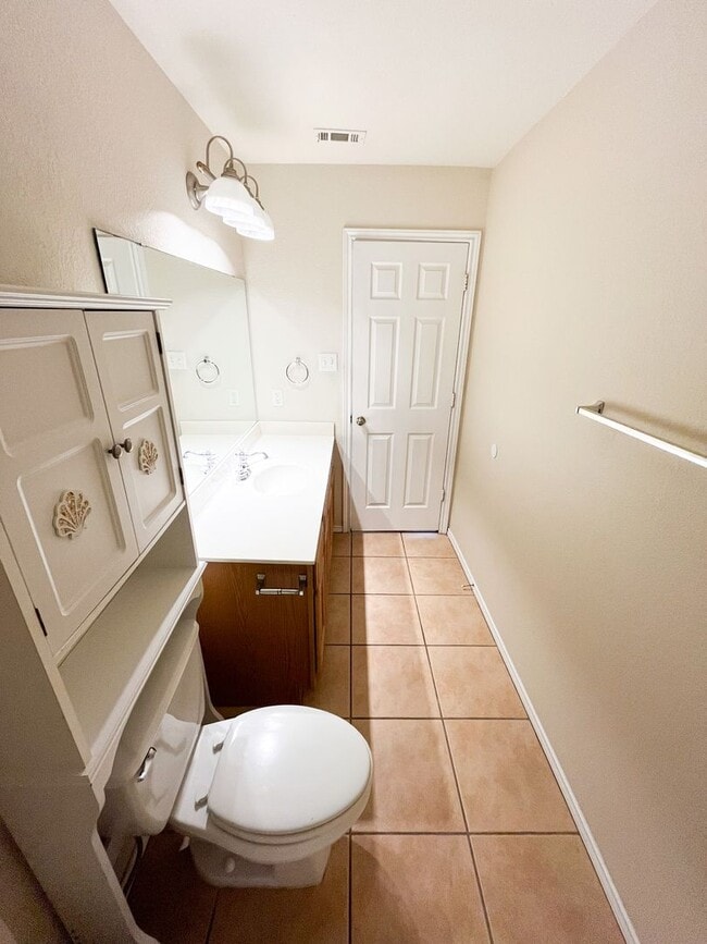 Building Photo - Available NOW!!!! Open floor plan features...
