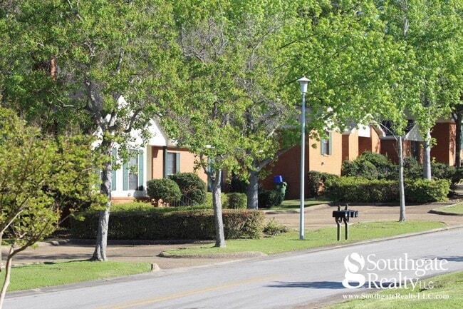 Building Photo - Woodshire Duplexes & Townhomes