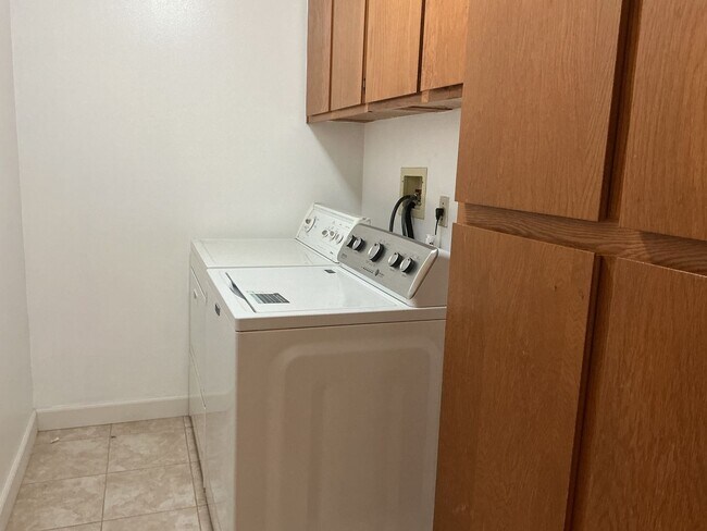 Building Photo - Los Caballeros #526