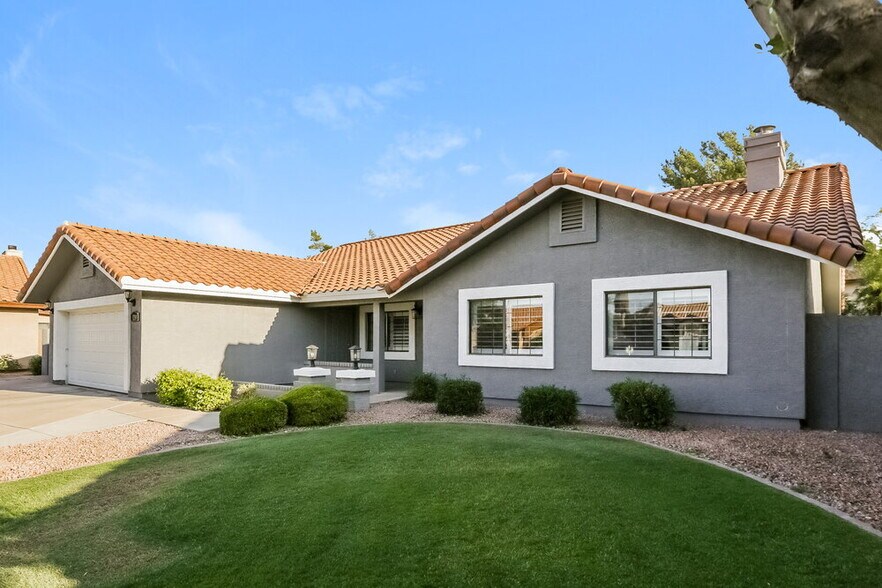 Building Photo - 1214 E Greenway Cir