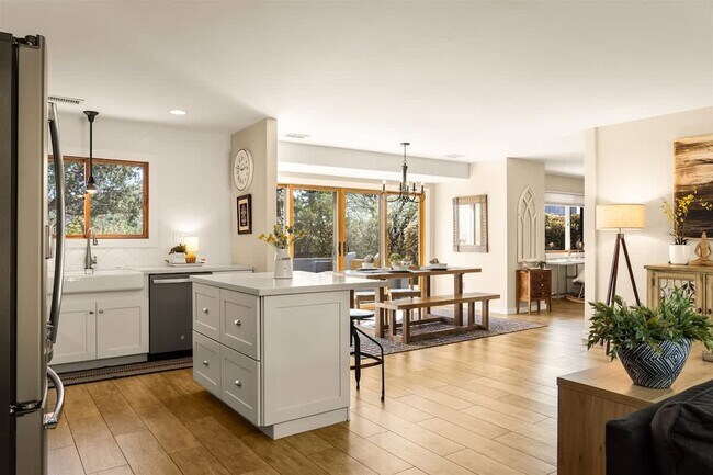 Building Photo - 311 Meadowlark Ln