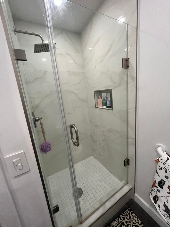 Building Photo - 812 Burgundy Q