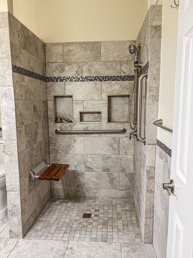 Building Photo - Spacious 4-bedroom, 3-bathroom home located in the Deer Run neighborhood