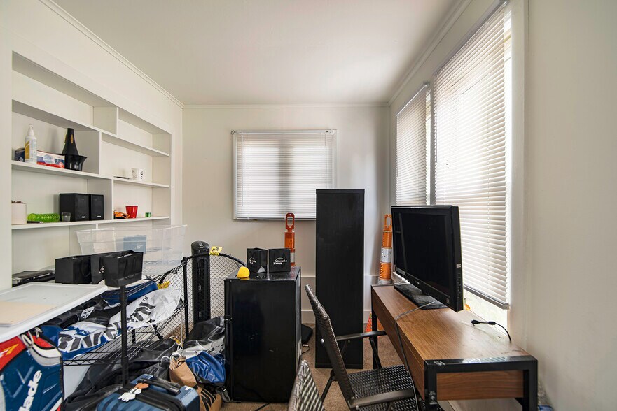 Building Photo - 335 Packard St