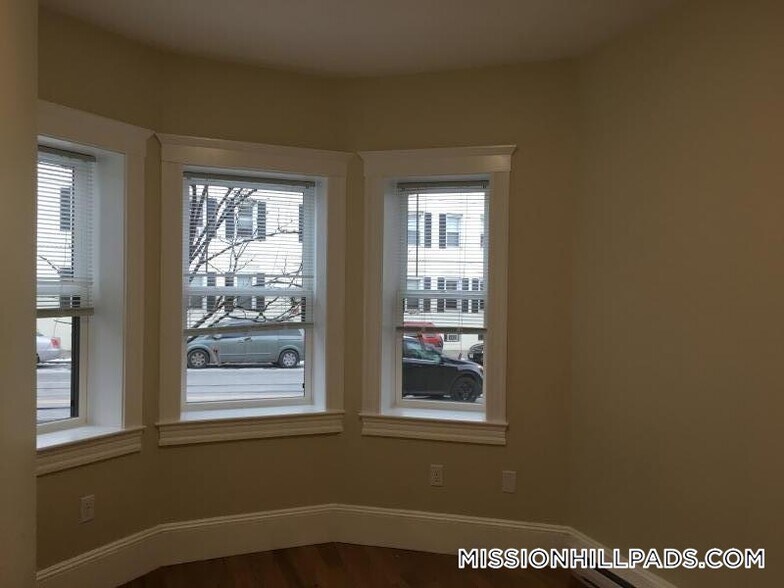 Building Photo - 887 Huntington Ave