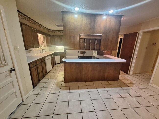 Building Photo - Spacious 3 bedroom, 2 bath