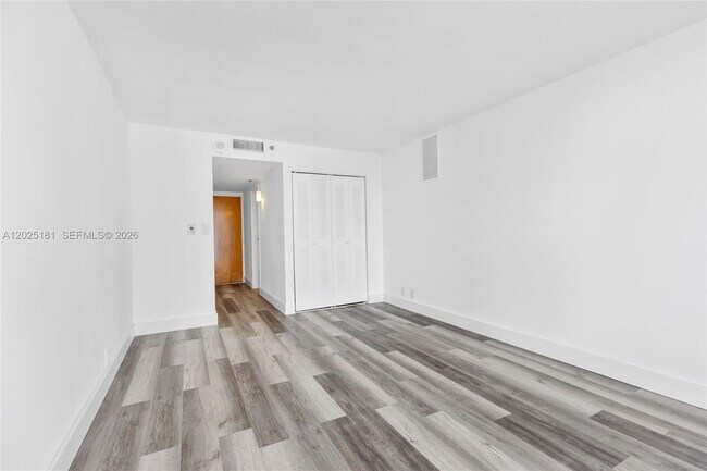 Building Photo - 7601 E Treasure Dr