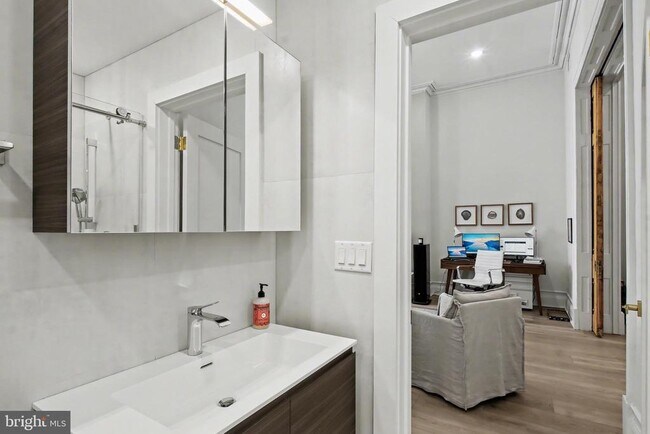 Building Photo - 1824 Chestnut St