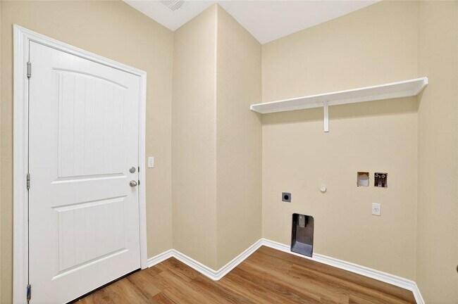 Building Photo - 1090 Sussex Way