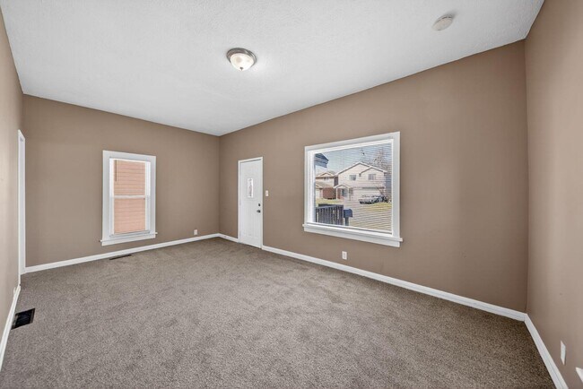 Building Photo - 2117 6th Ave