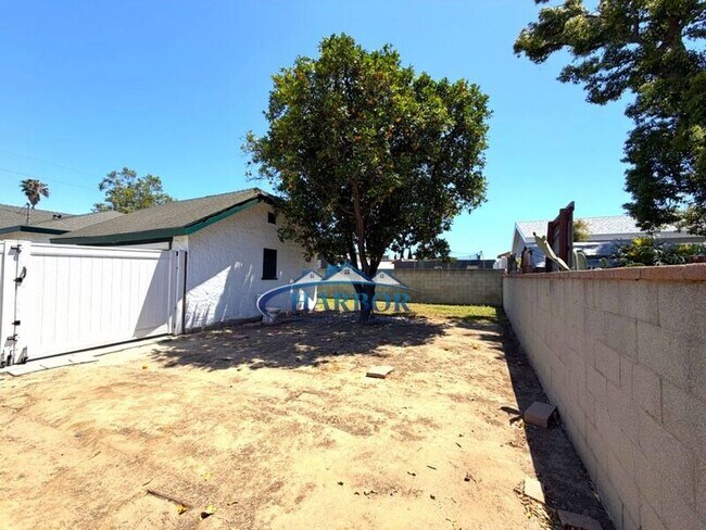 Building Photo - 1667 N Lagoon Ave