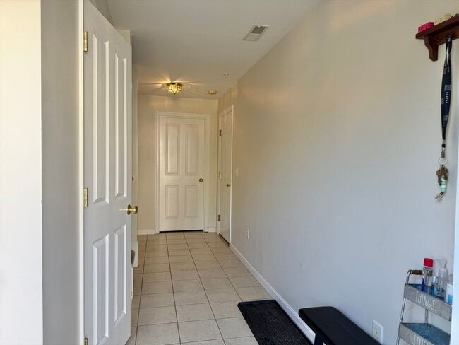 Building Photo - 28 Daffodil Ct