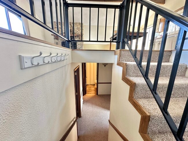 Building Photo - 253 Linderhof Strasse