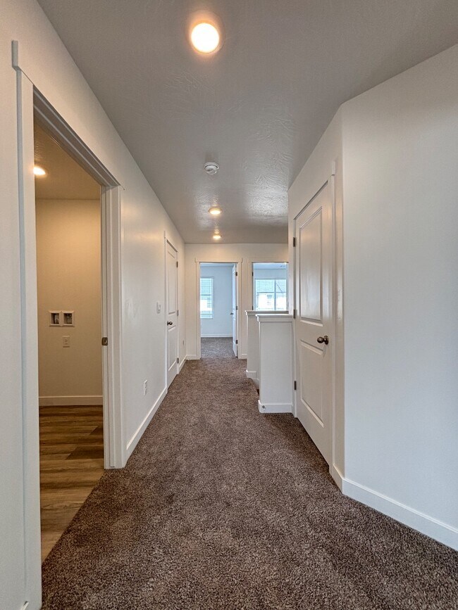 Building Photo - 381 W 2025 N