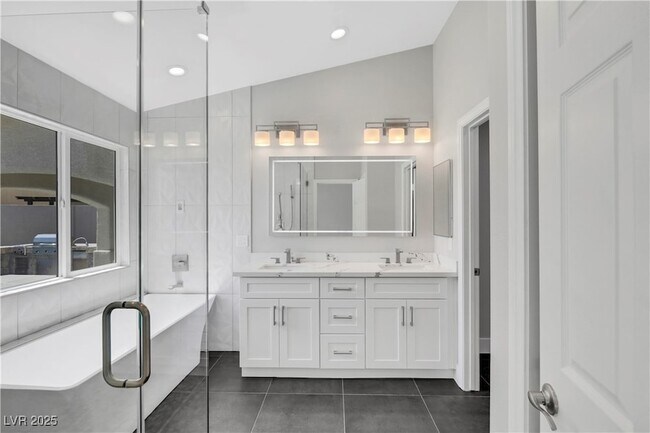 Building Photo - 7379 Majestic Bluff Pl