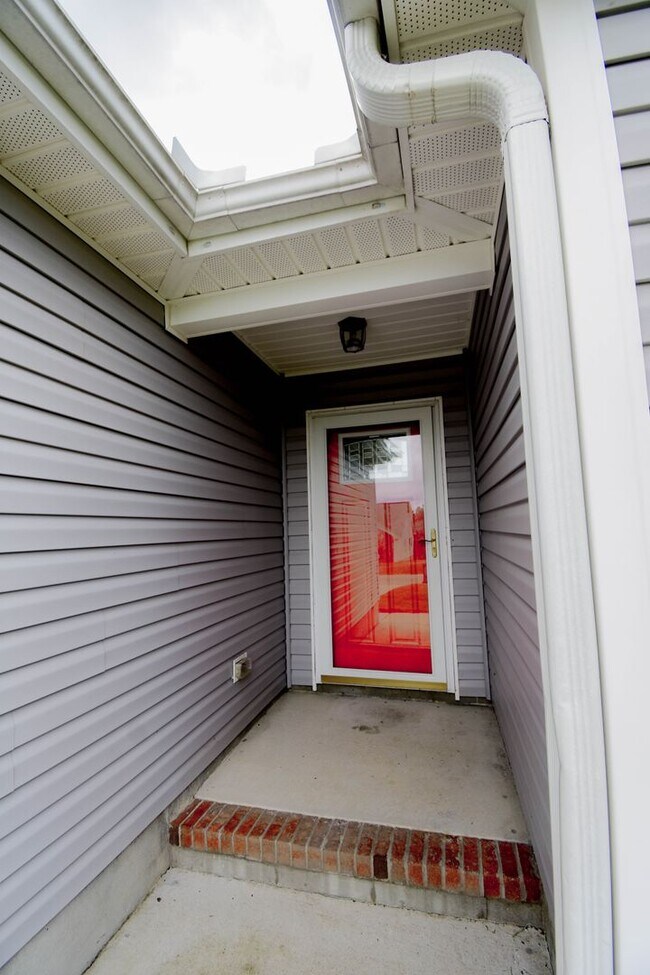 Building Photo - 3 Bedroom 2 Bathroom with Garage