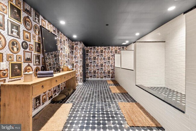 Building Photo - 200 S Broad St