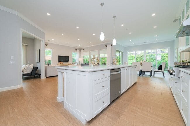 Building Photo - Fully Renovated 2 Bed, 2.5 Bath + Den Single Story Home Available NOW in Eastwood Village in Irvine!