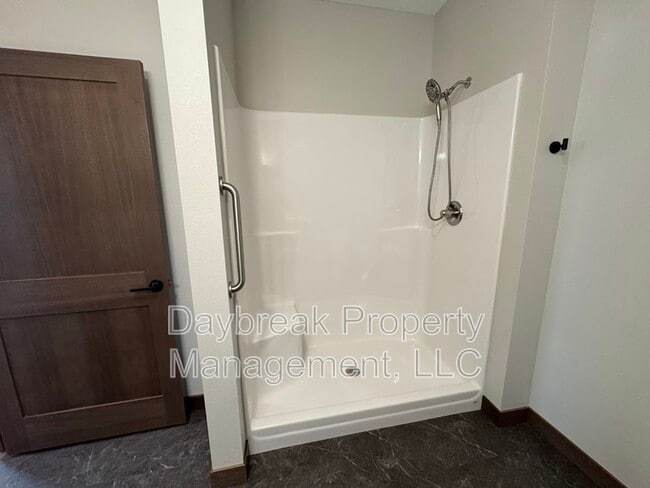 Building Photo - 628 Tree Farm Ln