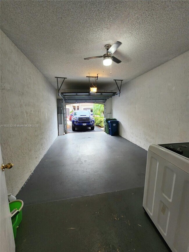 Building Photo - 1050 Sorrento Dr