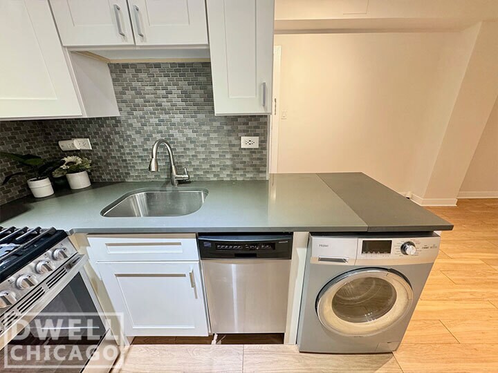 Building Photo - 541 W Belmont Ave