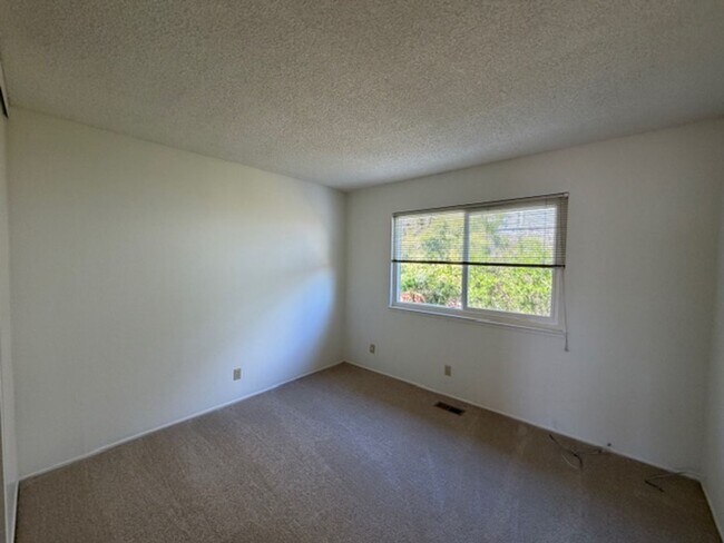 Building Photo - Gorgeous 4 Bed 3 bath