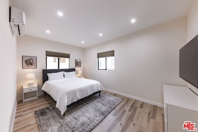 Building Photo - 9024 Phyllis Ave