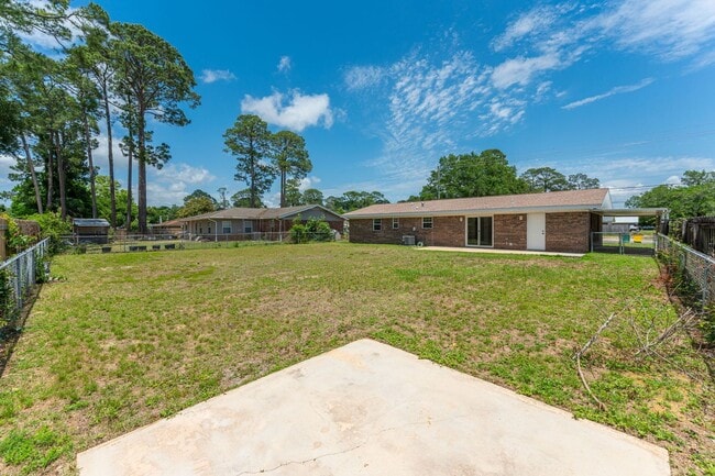 Building Photo - Central 4 bedroom in Niceville!