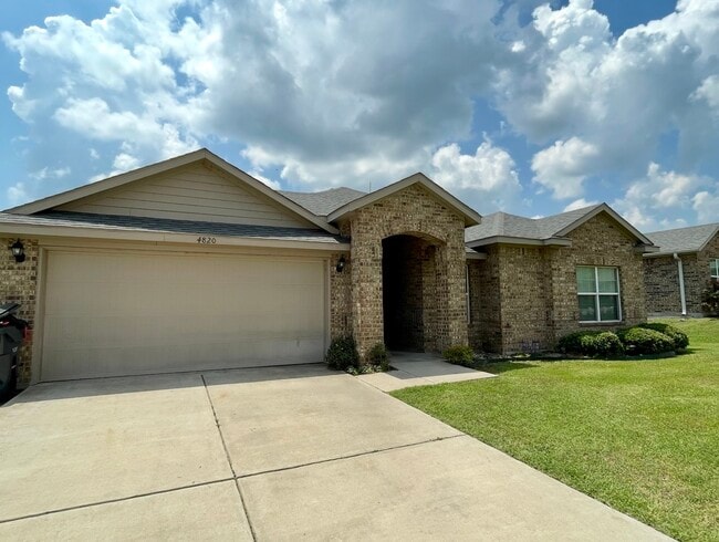 Building Photo - 4820 Lakeshore Dr