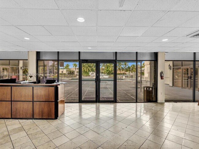 Building Photo - 10000 W Bay Harbor Dr