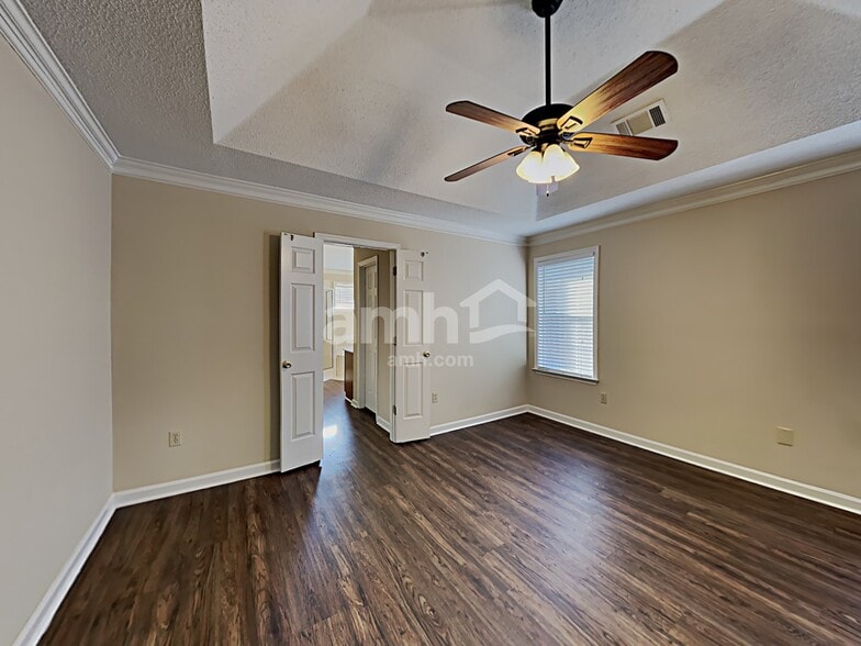 Building Photo - 10067 Woodland Grove Dr