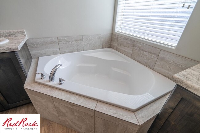 Building Photo - 4 Bedroom Spacious St. George Home with Large Backyard