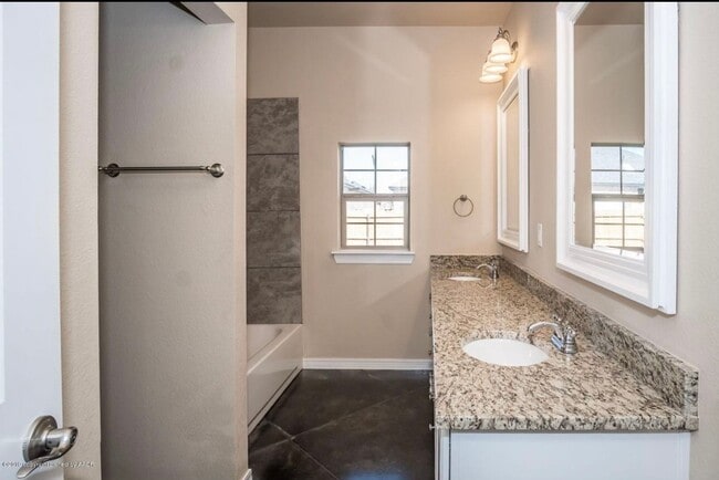 Building Photo - Located in Heritage Hills 4/2/2