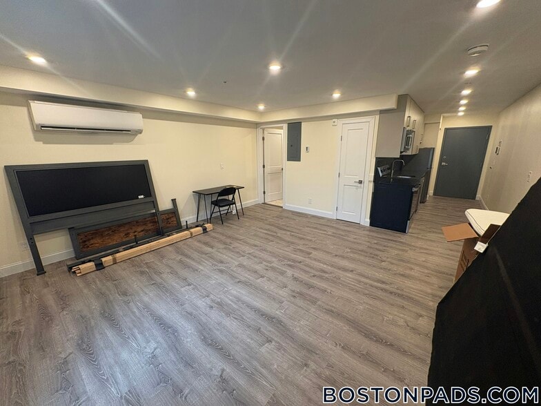 Building Photo - 1028a Commonwealth Ave