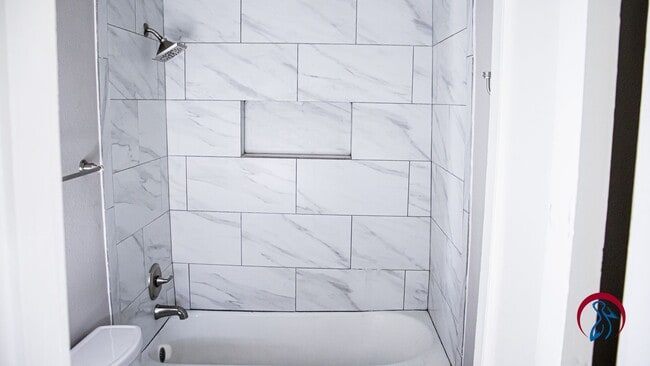 Building Photo - 1 bed 1 bath Garden District Studio Apartment