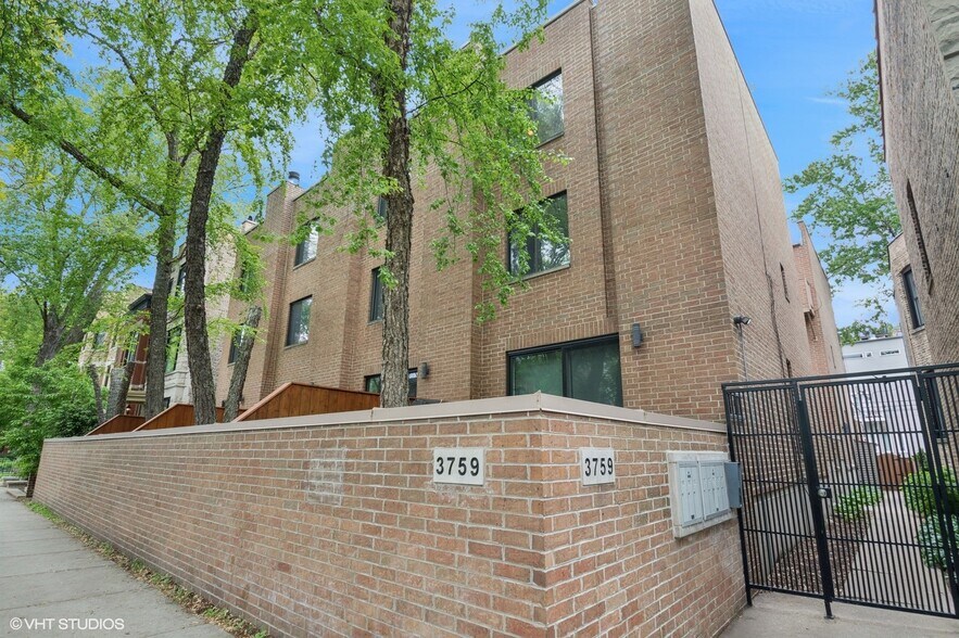 Primary Photo - 3759 N Kenmore Ave