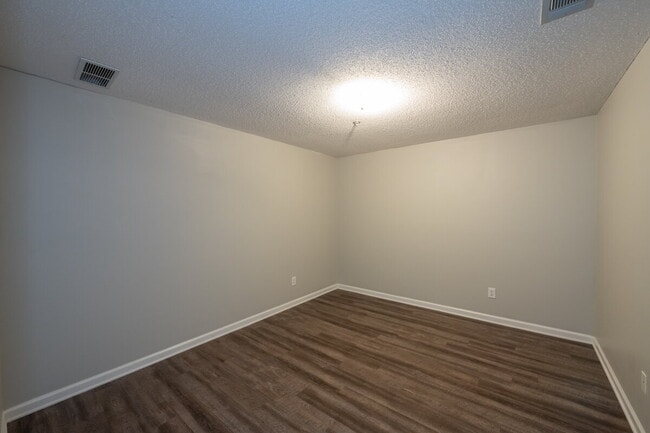 Building Photo - "Charming 3-Bed Home with 2.5 Baths close ...
