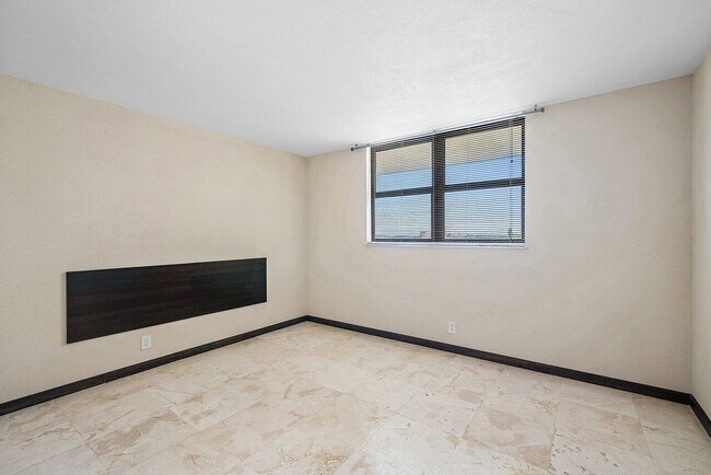 Building Photo - 2400 Deer Creek Country Club Blvd