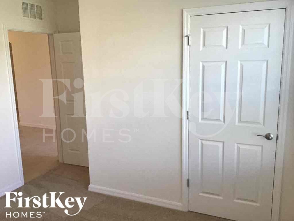 Building Photo - 411 SE 24th St