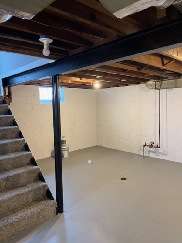 Building Photo - 1380 Riverbank St