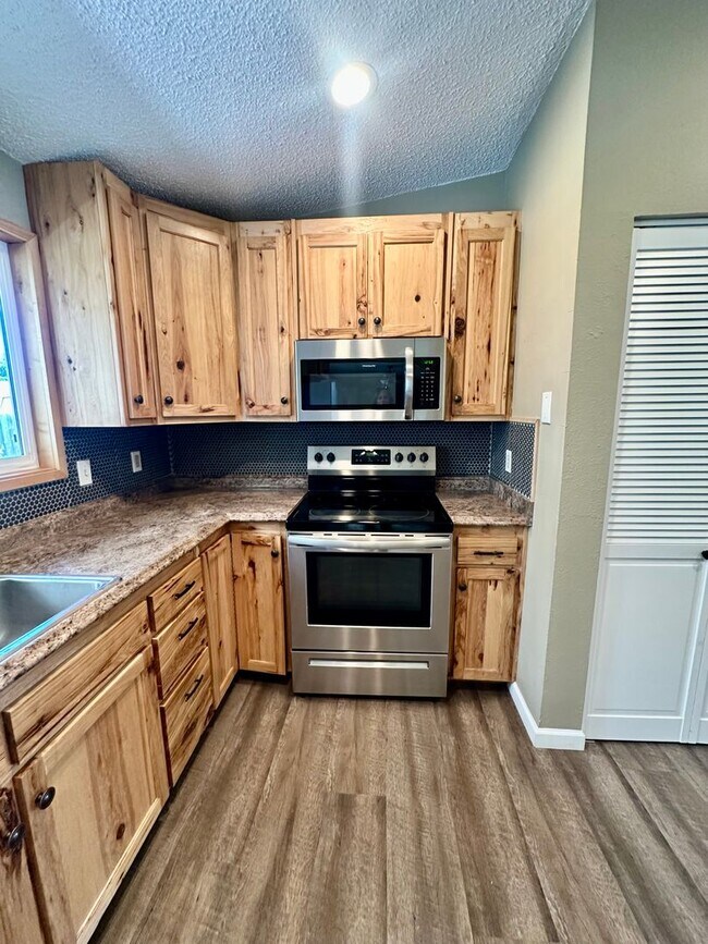 Building Photo - Pet-Friendly 4 Bedroom Home with Fenced Yard & Air Conditioning