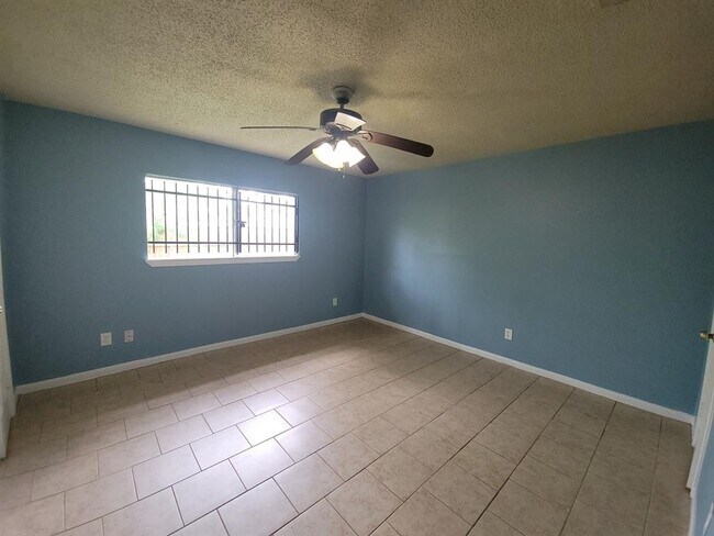 Building Photo - 8714 Valley Song Dr