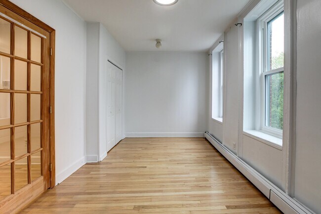 Building Photo - 826 Grand St