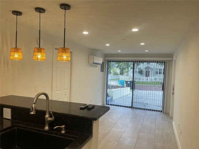 Building Photo - 614 N Hyer Ave